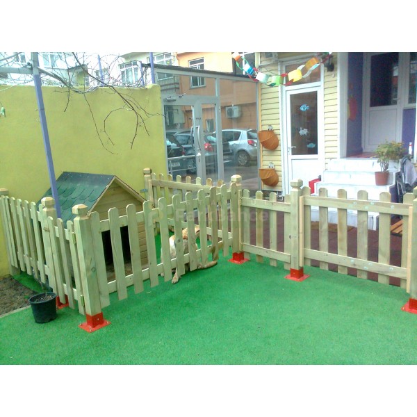 Çitli Köpek Kulübesi